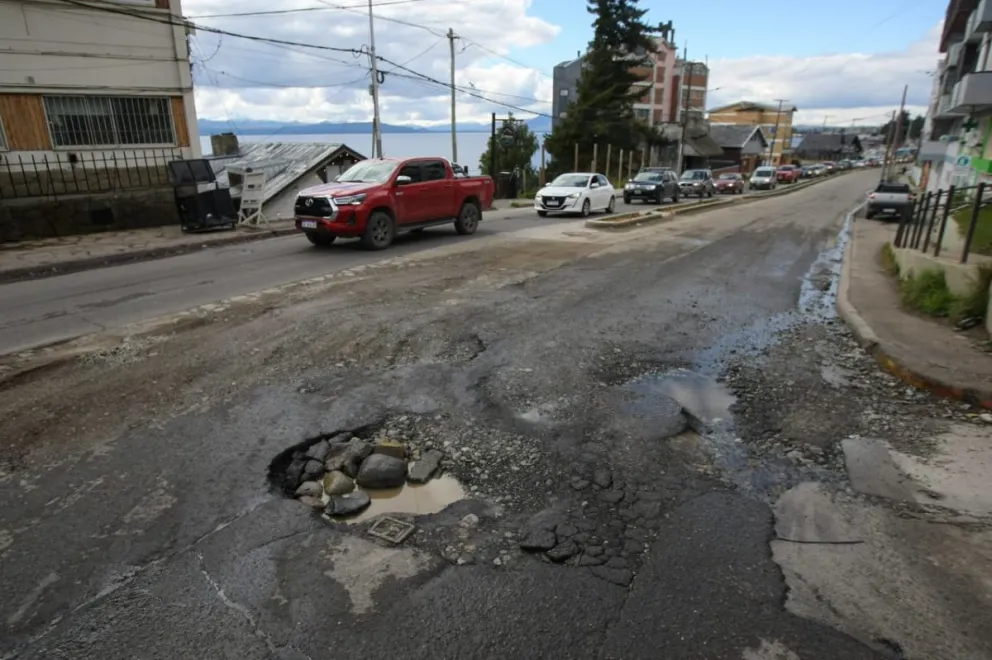 Peligrosos baches en Juan Manuel de Rosas y España