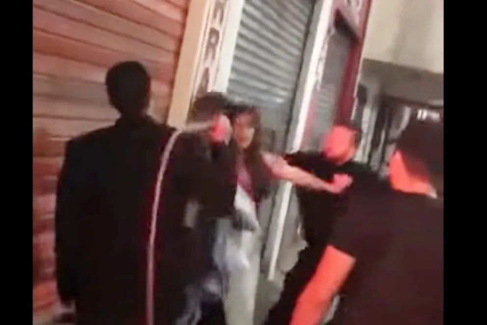 Terrible video: una pareja fue agredida salvajemente a latigazos por patovicas de un boliche