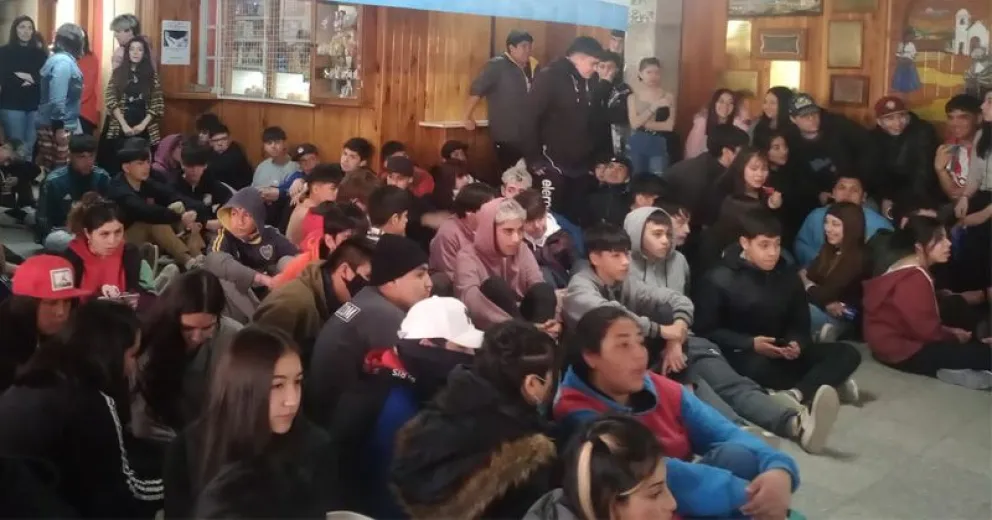Estudiantes de la ESRN 46 realizaron una sentada en reclamo de mejoras edilicias