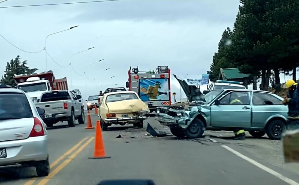 Dos autos colisionaron en ruta 40 y generaron caos de tránsito