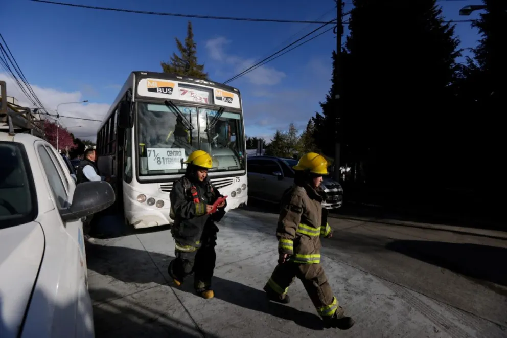 Se prendió fuego un colectivo de Mi Bus pero lograron controlar las llamas
