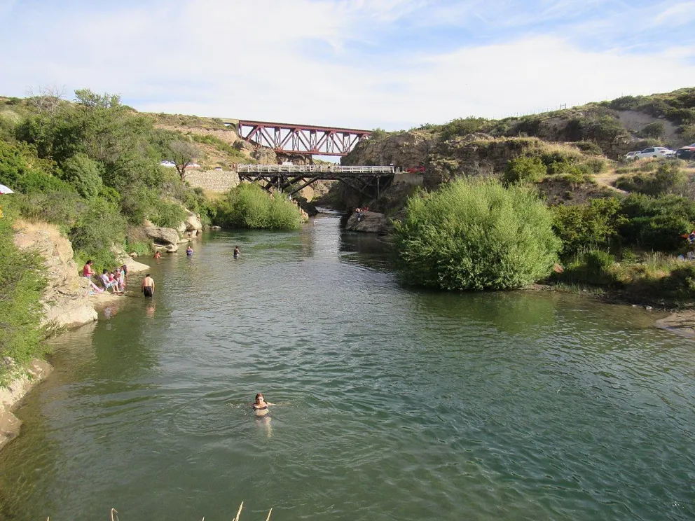 ¿Quiénes proyectaron un lago artificial y un dique sobre el Ñirihuau?