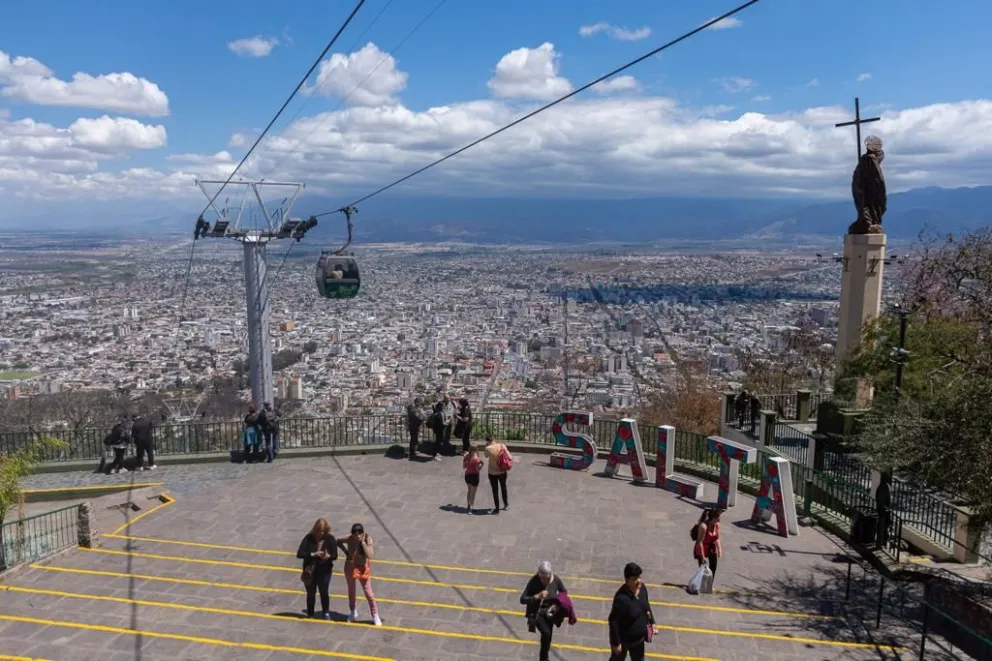 ¿Cómo llegar de Bariloche a la cumbre de un cerro de Salta en medio día?