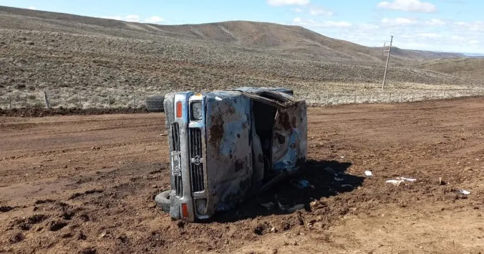 Salió desde Bariloche y volcó sobre Ruta 40: tuvo que ser trasladado en ambulancia