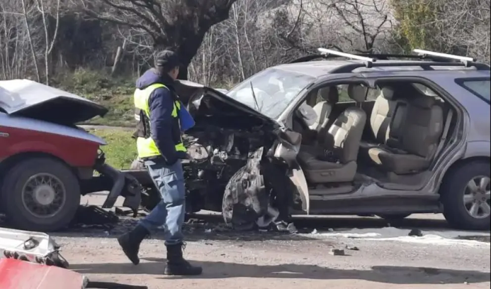 Siguen en grave estado el adolescente y la conductora de la camioneta Toyota