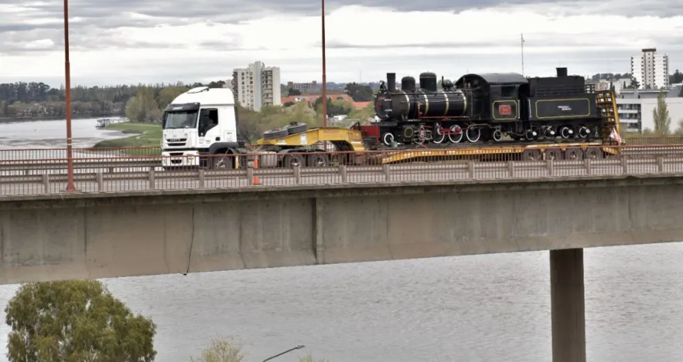 En un impresionante trabajo logístico, La Trochita ya cruzó el Río Negro camino a Buenos Aires
