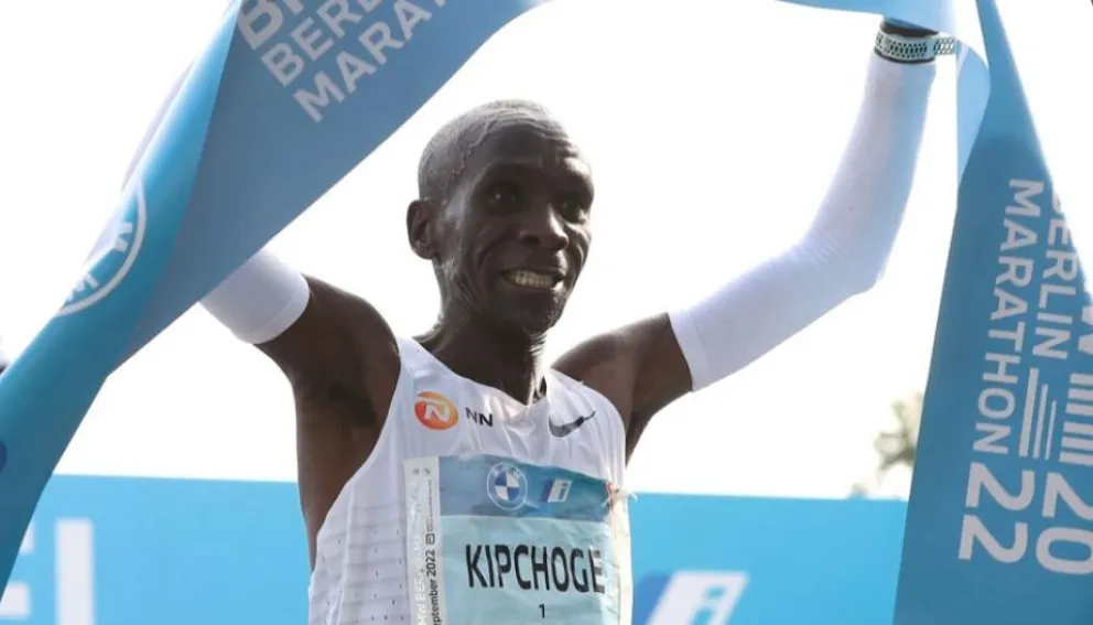 Eliud Kipchoge batió su propio récord mundial: cuánto tiempo hizo y por qué fue una revancha