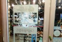 Desorden en la vía pública: rompieron los vidrios de un comercio a cuchillazos