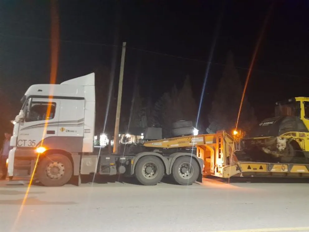 Camionero en estado de ebriedad transportaba dos máquinas de gran porte 