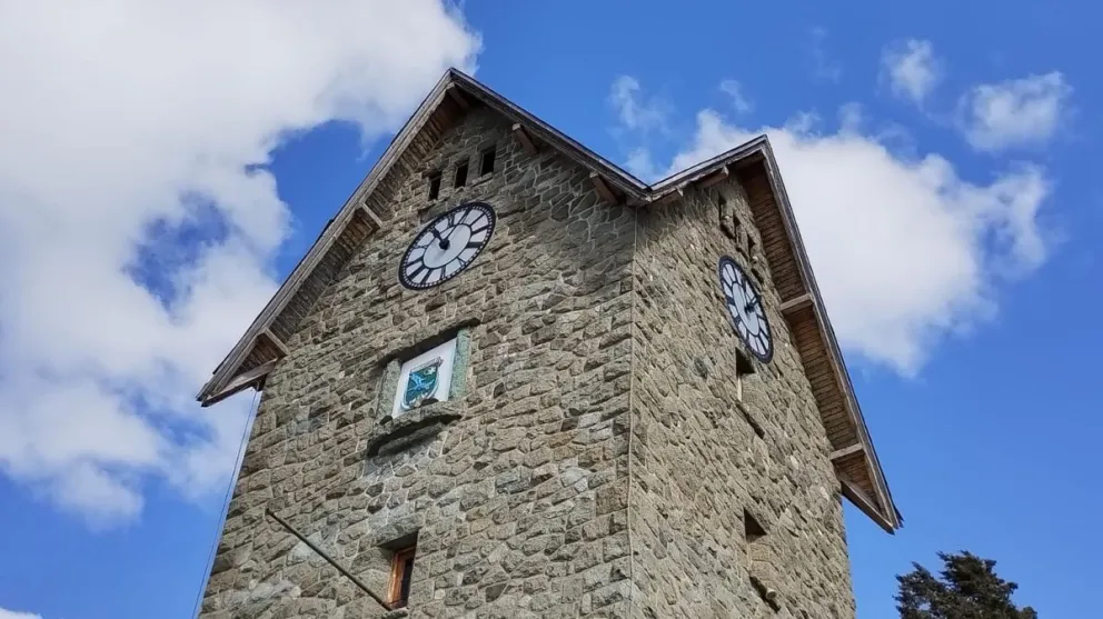 "El ojo de Bariloche": el histórico reloj del Centro Cívico y su implacable tic tac cumplen 84 años
