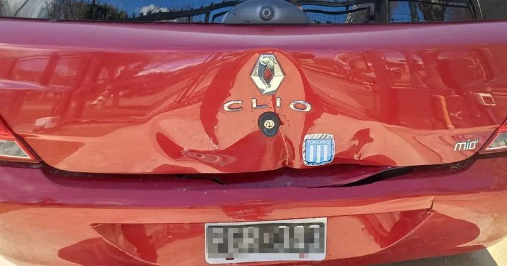 Le arruinaron el auto estacionado en Diagonal Capraro y busca desesperadamente a quien lo chocó