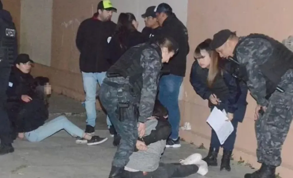Dos adolescentes de 13 años acuchillaron a otra de 12 “por un chico”: la víctima está en grave estado