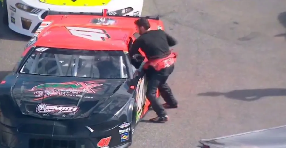Rápido y furioso: piloto de Nascar a las piñas por un choque que lo sacó de competencia
