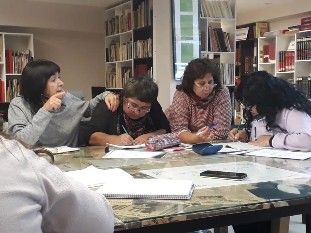 "Aprender a leer y escribir da fortaleza a esas personas degradadas y maltratadas"