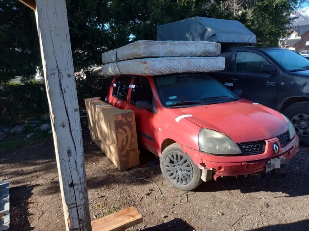 Cargaba un auto con colchones y muebles robados de un supermercado abandonado