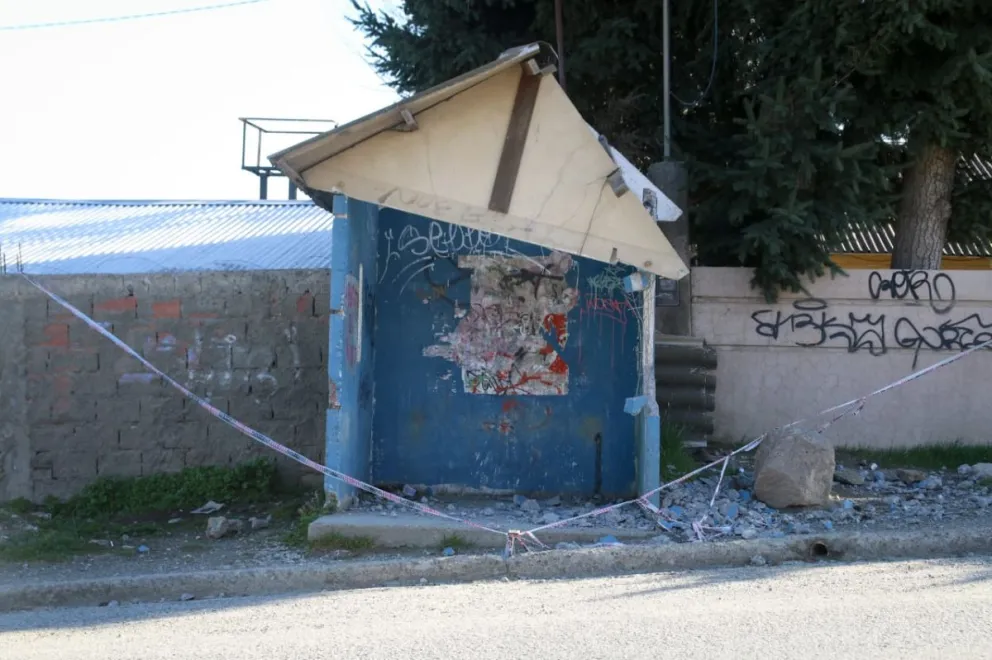 Peligroso estado de la garita del barrio Perito Moreno