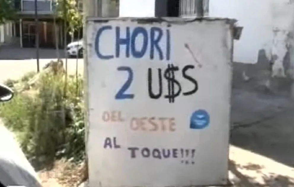 Cansado de la inflación un vendedor puso el choripán a 2 dólares