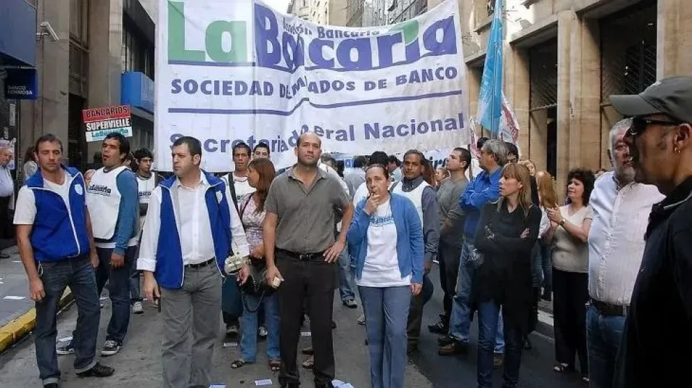 El salario mínimo de los bancarios aumentó a $250 mil: acordaron paritaria anual del 94%