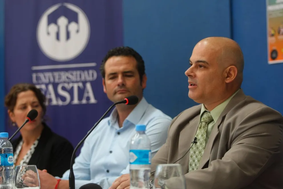 Marcelo Mandri, presidente de la Asociación Red Argentina de Suicidología en una de sus presentaciones en Bariloche.