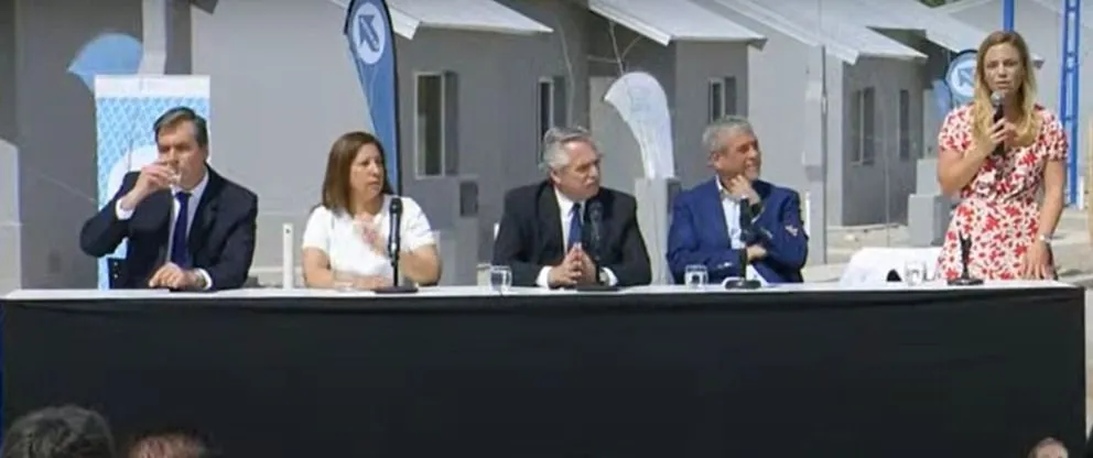 “Tenía que asumir Alberto Fernández para volver a poner en construcción estas viviendas”