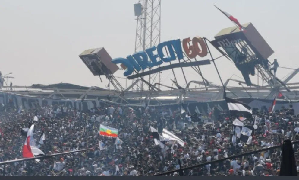 VIDEO: colapsó el techo de una tribuna de estadio de Colo Colo con miles de hinchas 