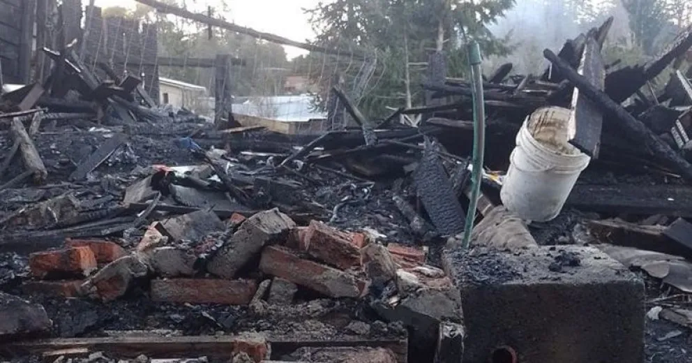 Familia que perdió todo en un incendio pide ayuda para volver a construir su casa