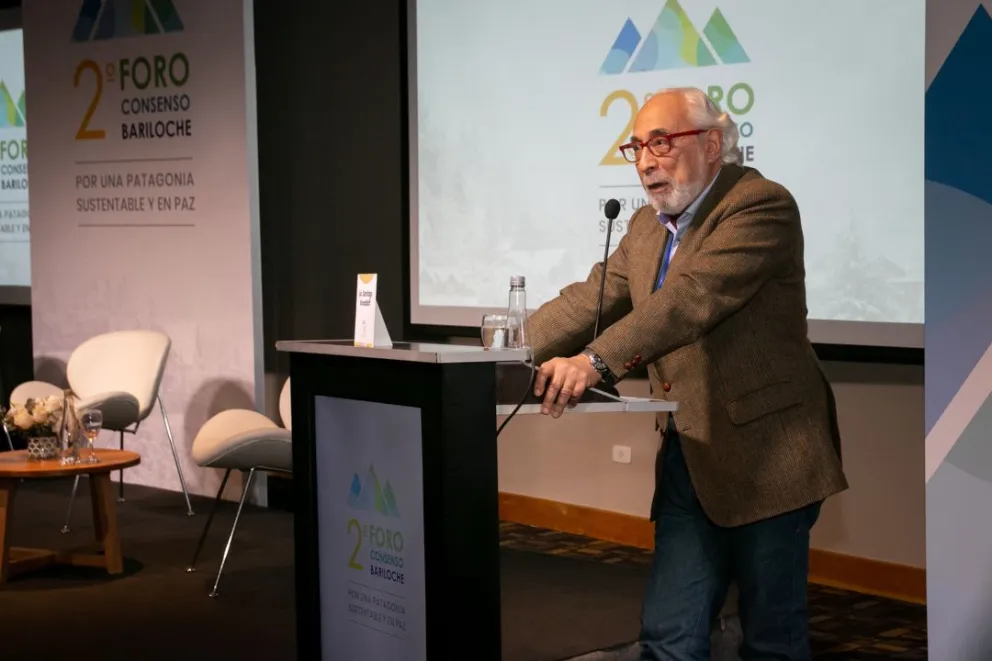 Santiago Kovadloff, durante su presentación en el foro de Consenso de 2022, en Bariloche (foto: Facundo Pardo).