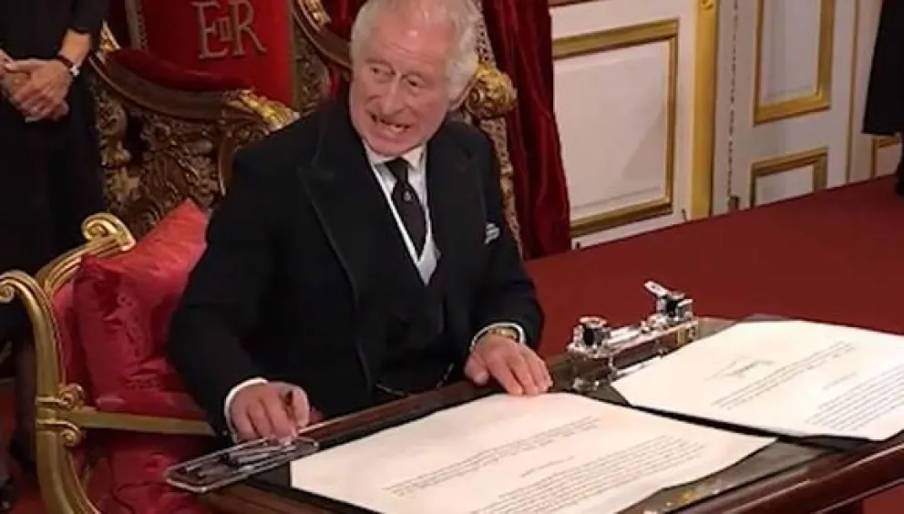 Cuáles son las extravagantes exigencias diarias que hace el rey Carlos III