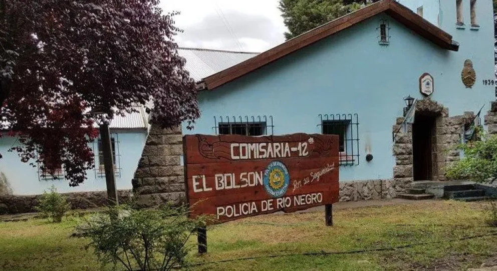Atacó a pedradas la casa de una familia vecina: causó daños y lesiones