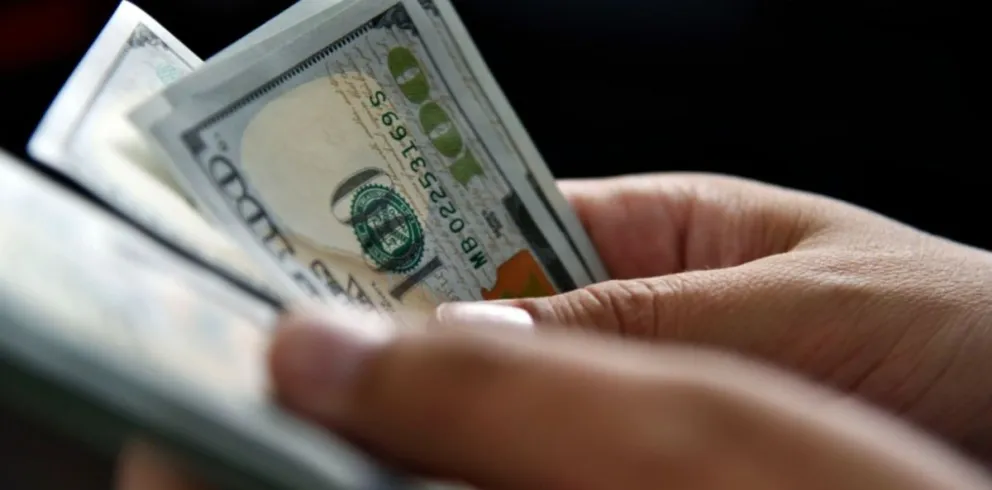 Más cepo para los beneficiarios de subsidios: no podrán acceder al dólar oficial