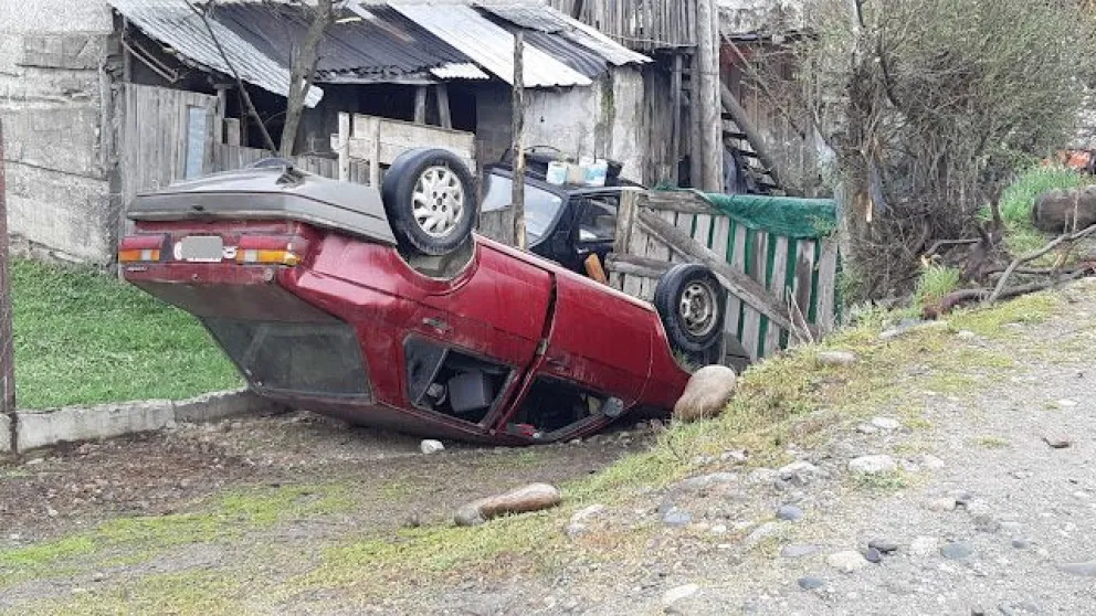 Manejando de regreso a su casa volcó en la puerta de su vecino