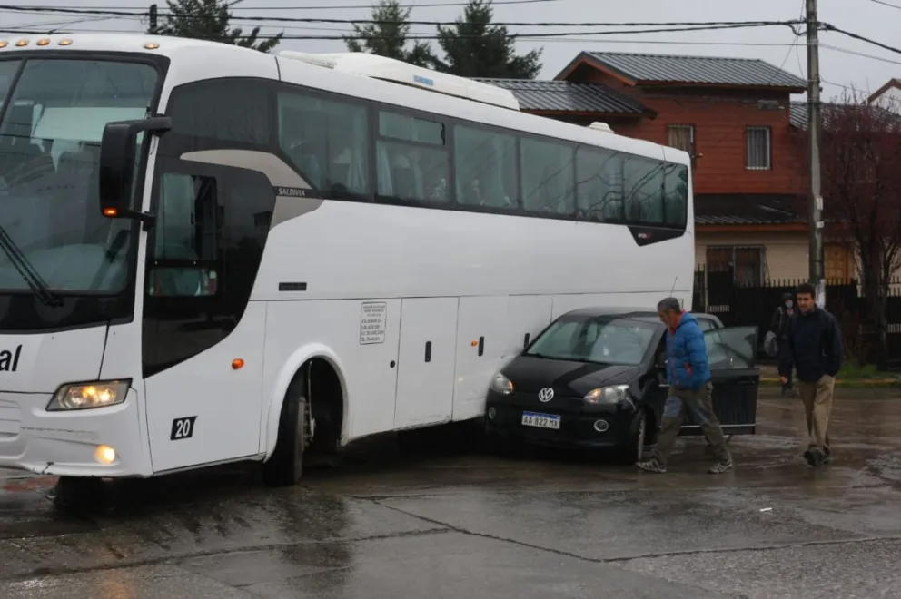 Micro lleno de turistas dobló y "aplastó" a pequeño auto