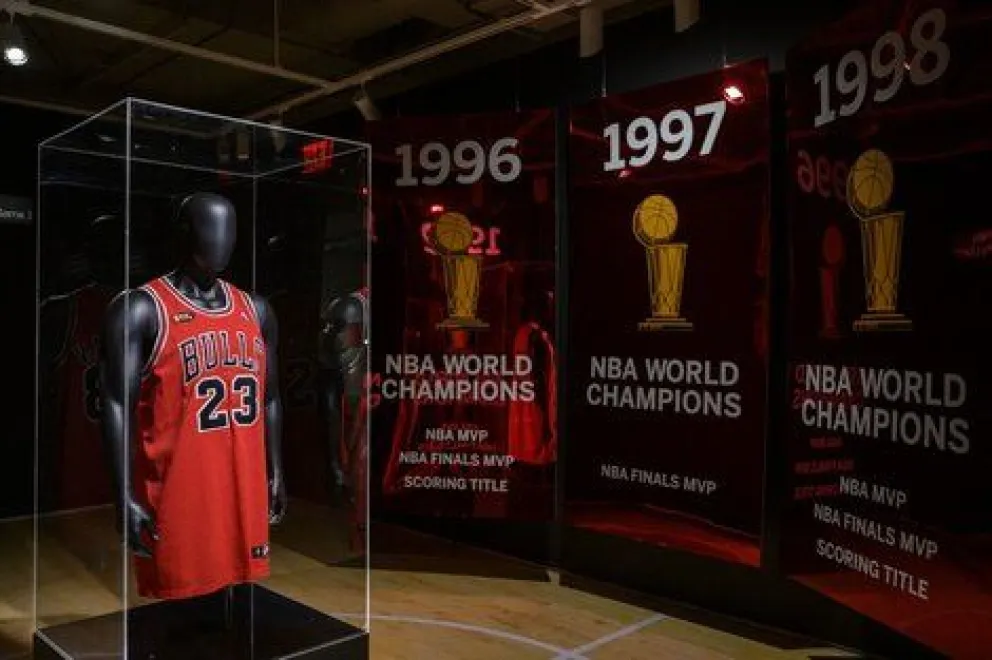 Cifra récord: la camiseta de Jordan superó en una subasta a la de Maradona del 86