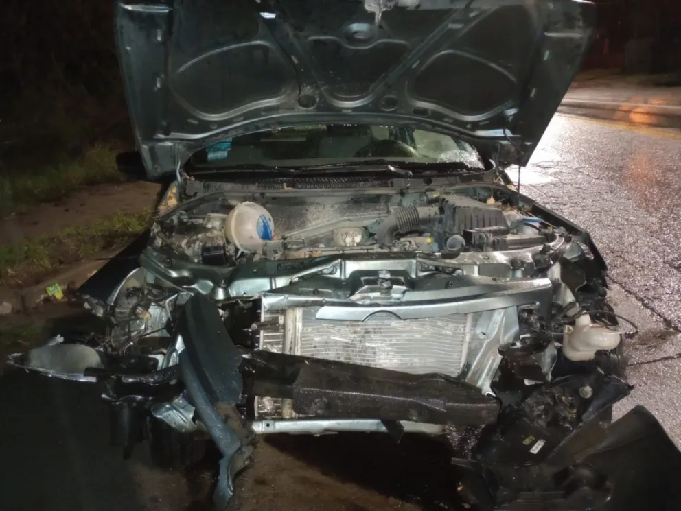 Le destrozó el auto y se dio a la fuga