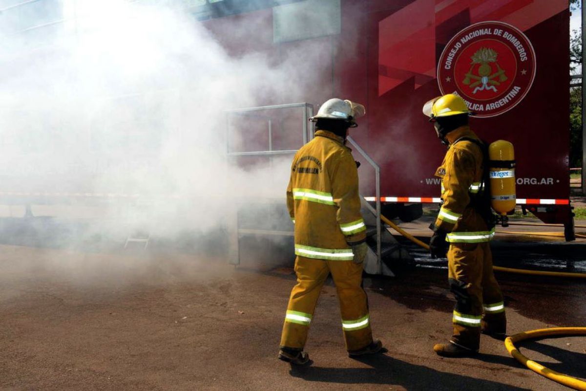 Insólito: se le prendió fuego el acoplado del camión y condujo hasta el  cuartel de bomberos | Diario El Cordillerano