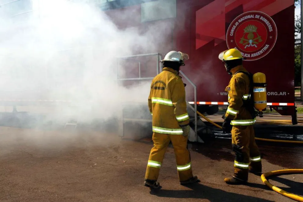 Insólito: se le prendió fuego el acoplado del camión y condujo hasta el cuartel de bomberos