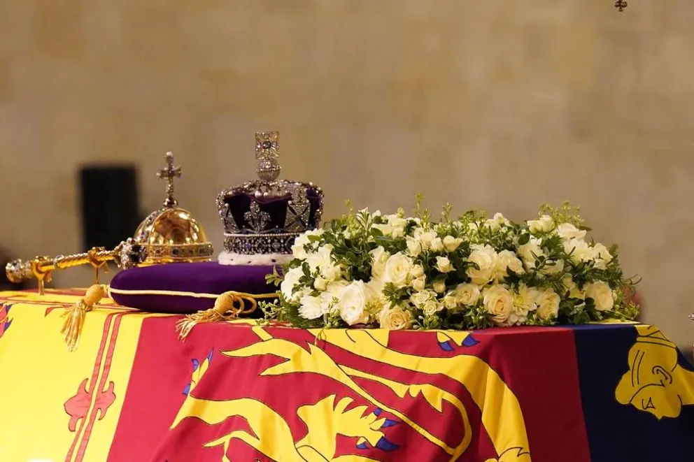 Mira el video: un hombre se tiró sobre el féretro de la reina Isabel II y fue arrestado