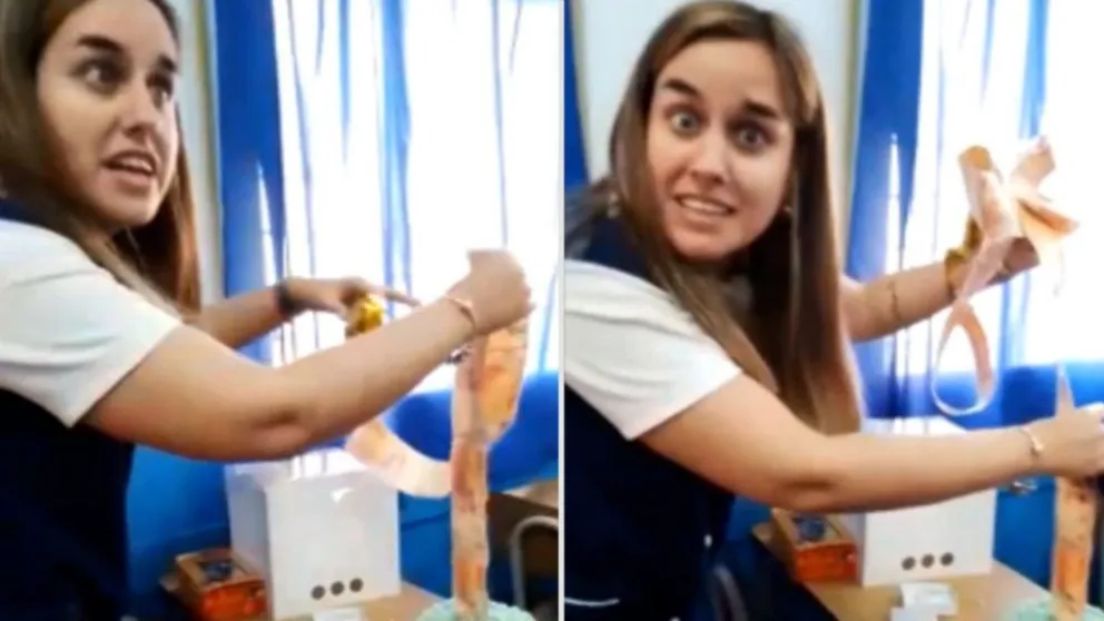 Alumnos le regalaron una torta llena de billetes a su maestra y la reacción fue viral: “De este regalo no me olvido más”
