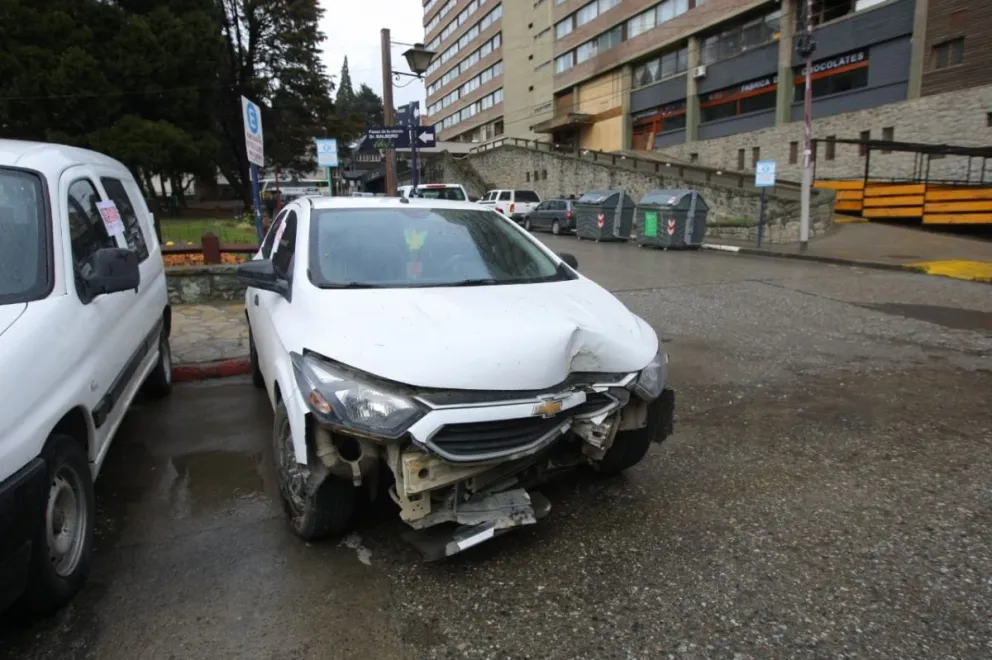“Estoy borracho”: impactó contra un árbol y cuando llegó la Policía admitió estar ebrio