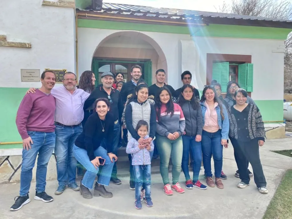 Familias de Laguna Blanca y Mencué tendrán conexión a internet por banda ancha