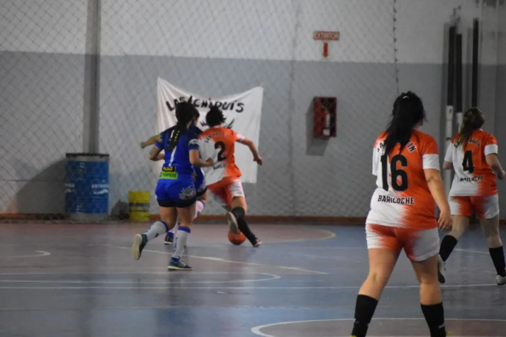 Deportivo Fénix le ganó al otro Team y apunta al título