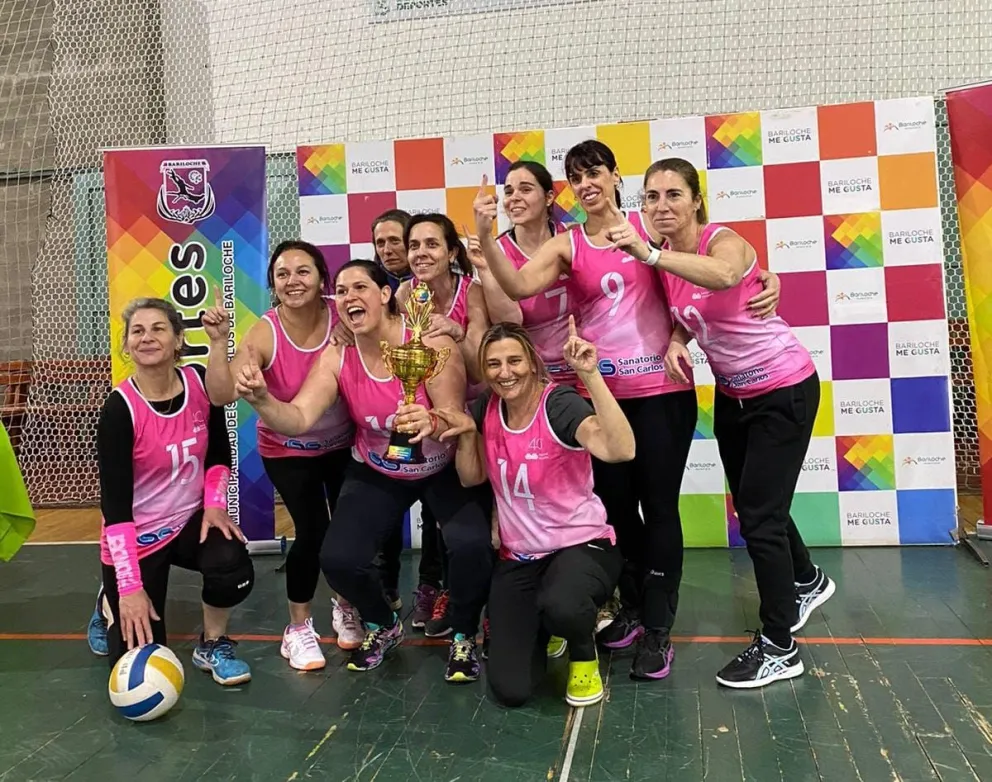 Atractivo torneo de vóley femenino en el Muni 3