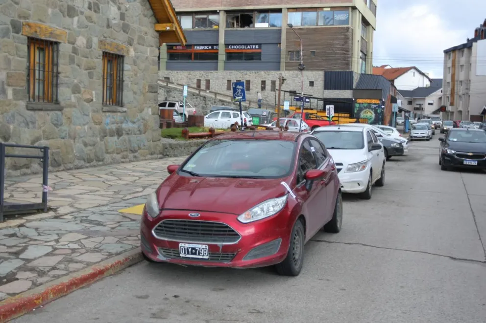 Los mismos ladrones violentaron dos autos en el centro: fueron descubiertos