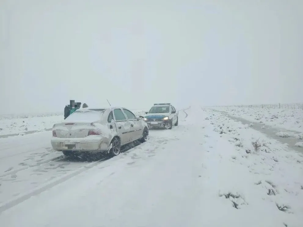 Varados en la nieve: una familia padeció una noche con temperaturas bajo cero