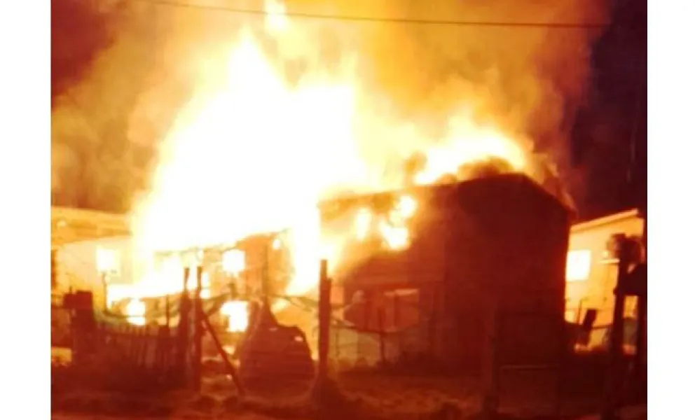 Voraz incendio consumió 3 viviendas y afectó a una cuarta