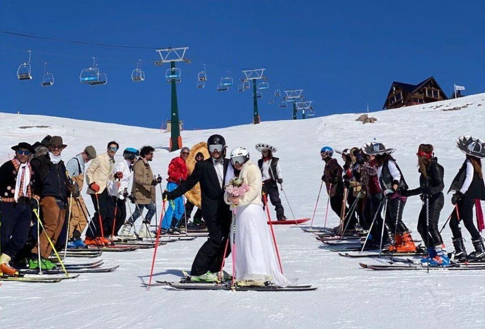 BARILOCHE – Video: Se casaron en la cima del cerro Catedral con los esquíes puestos