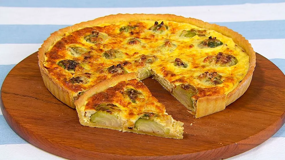 Hacé una tarta de repollitos de Bruselas, ¡riquísima y con masa casera!