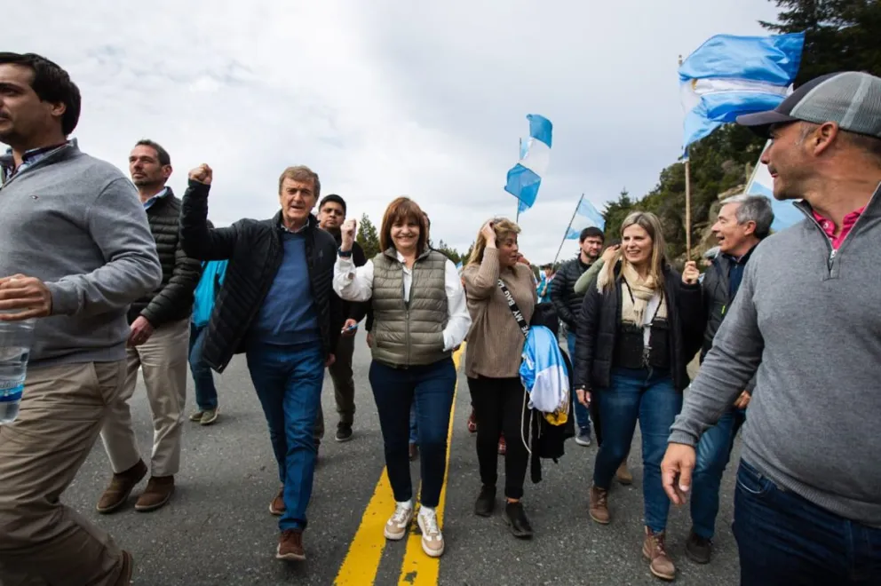 El “álbum” del PRO estuvo en la marcha por Villa Mascardi