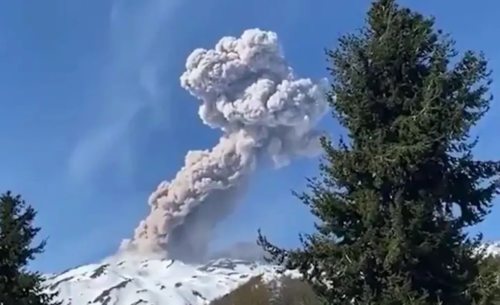 Sismo y alerta amarilla por las emanaciones del volcán Nevados de Chillán