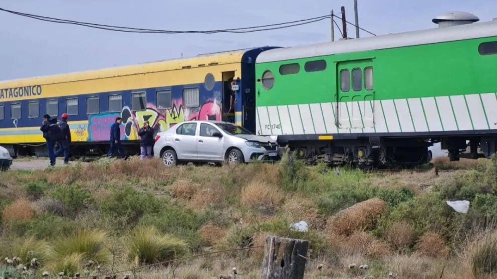 Un auto chocó con la formación del Tren Patagónico